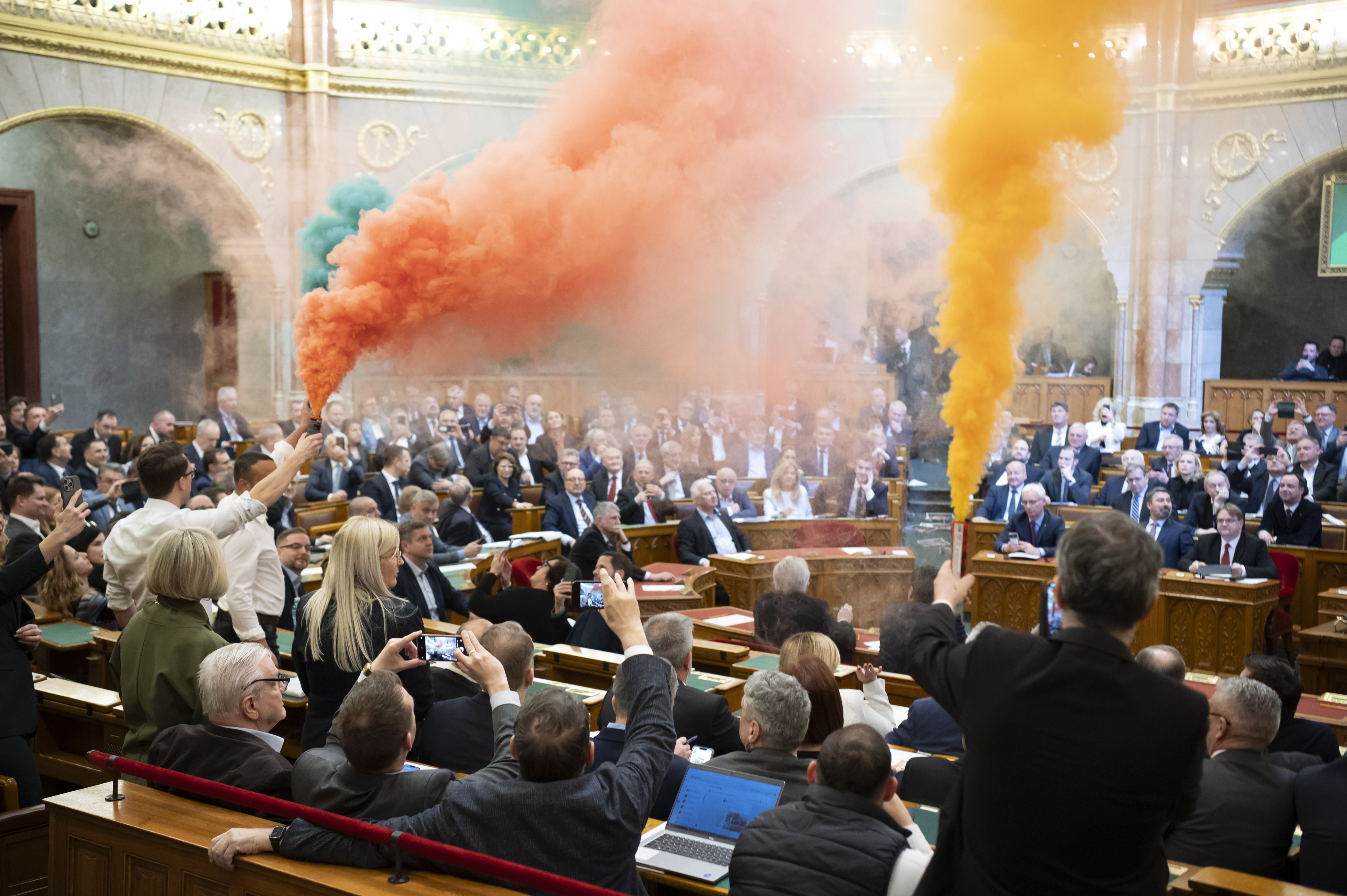 „Mi a fontosabb: a megélhetésünk vagy a hazánk?” – többséget kaphat a Momentumban a 2026-os választástól való visszalépés 1