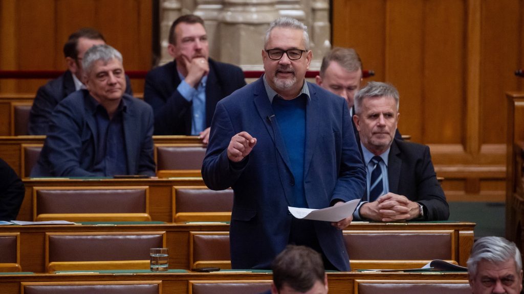 Devizahitelek: felvételkori árfolyamon történő elszámolást, és kárpótlást kezdeményez a DK