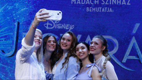 A Disney szigorú szabályokat szabott a Madách színházas Jégvarázs szereplőinek