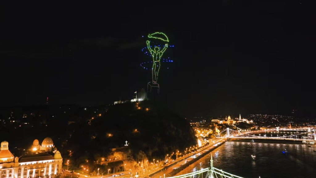 Mit ünnepelnek most ennyi drónnal Budapest felett?