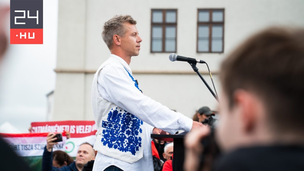 Magyar Péter Tarr Zoltán, Ruszin-Szendi Romulusz, Radnai Márk, Kulja András és szimpatizánsok előtt tart beszédet Nagyváradon