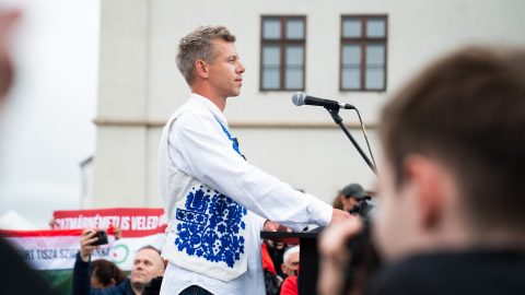 Magyar Péter Tarr Zoltán, Ruszin-Szendi Romulusz, Radnai Márk, Kulja András és szimpatizánsok előtt tart beszédet Nagyváradon