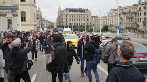 Szolidaritásból az MTA elé tart a menet