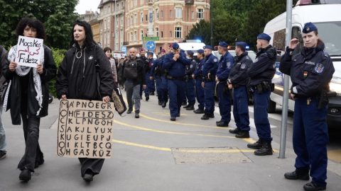 Adjatok vizet, szendvicset a rendőröknek
