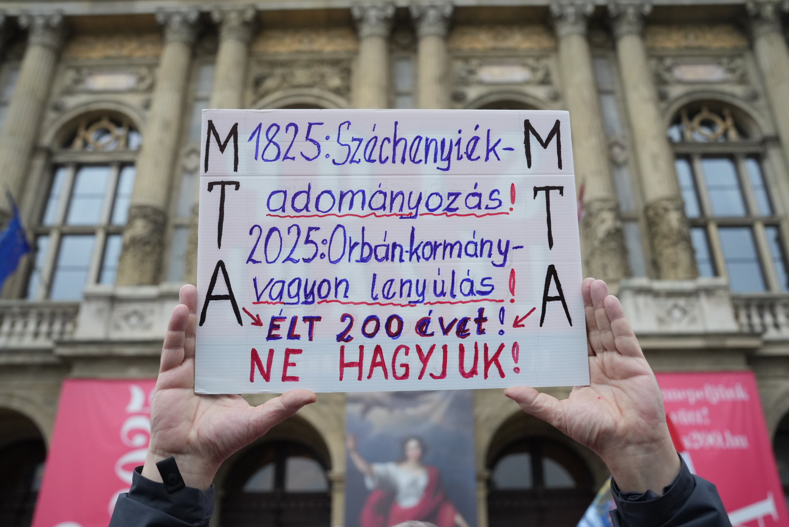 Hadházy tüntetése két híd érintésével az Akadémiánál ért véget 1
