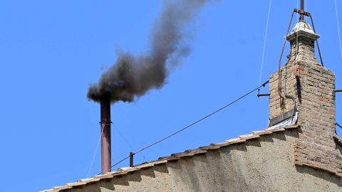 Ismét fekete füst szállt fel, továbbra sincs új pápa