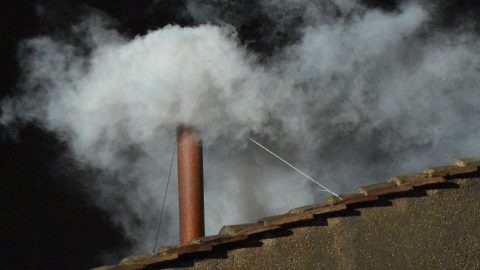 Konklávé: fehér füst szállt fel a Sixtus-kápolna kéményéből, megvan az új pápa