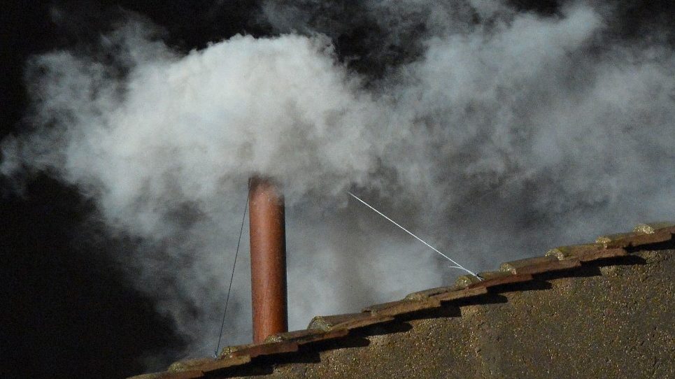 Konklávé: fehér füst szállt fel a Sixtus-kápolna kéményéből, megvan az új pápa