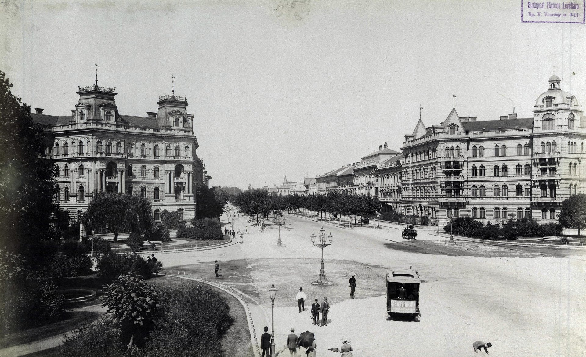 Budapesti busztörténet 110 év fotóin 1