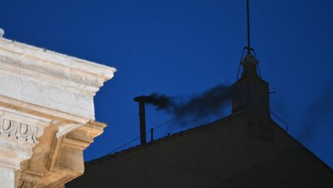 Konklávé: fekete füst szállt fel a Sixtus-kápolna kéményéből, nincs új pápa