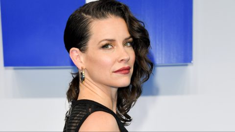Evangeline Lilly elájult a tengerparton, és arccal ráesett egy sziklára