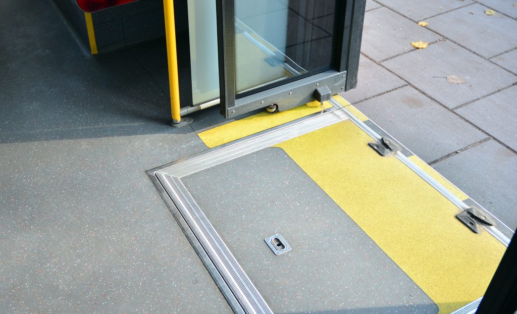 Nem volt hajlandó leengedni a rámpát a buszsofőr egy kétéves, mozgáskorlátozott fiúnak Londonban