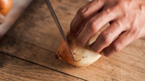 Hagymaszeletelés: így csökkenthető a könnyezés
