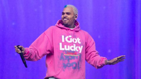 Chris Brown szétvert egy tequilás üveget egy producer fején, majd tarkón is rúgta – két év után letartóztatták