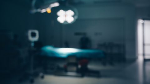 Nyitott hasfallal született újszülöttön végeztek sikeres műtéteket a szegeti gyermekklinikán