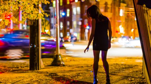 „Akkor fogsz enni és levegőt venni, ha megengedem. Ha nem teszed, amit mondok, még ma távoznod kell a kisgyermekeddel a házból”