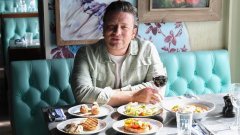 Tom Cruise-nak és a királyi családnak is főzött, de az iskolai menza az igazi szívügye – 50 éves lett Jamie Oliver