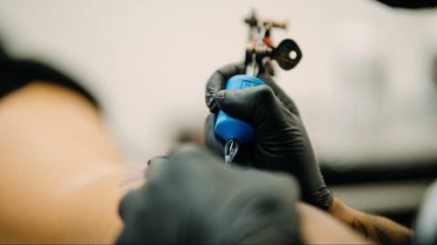 Első pillanatra meglepő testrészt nem vállal a tetoválóművész, elmondta, miért