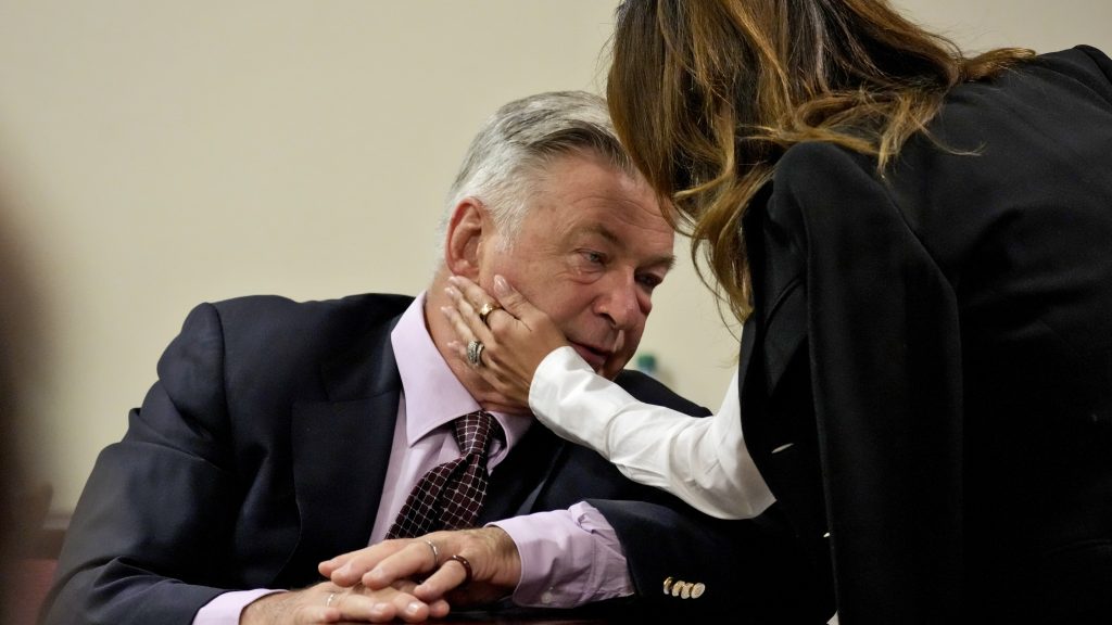„Biztos voltam benne, hogy meghalt” – Alec Baldwin egészsége annyira megromlott a Rust forgatásán történt tragédia után, hogy kórházba került