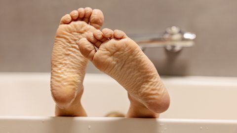Forró vízbe esett egy kétéves kislány, minősített súlyos testi sértéssel vádolják az anyját