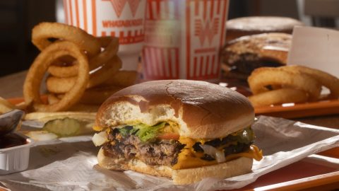 Közel egymillió dollárra perel egy férfi egy gyorsétteremláncot, mert hagyma volt a hamburgerében