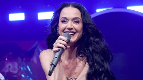 A színpadon kapcsolódott ki Katy Perry melltartója