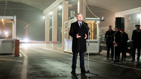 Kinevezték Románia ideiglenes miniszterelnökét, miután elődje lemondott, látva az elnökválasztás eredményeit