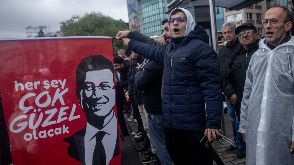 Tömeges letartóztatások zajlanak Törökországban, az isztambuli polgármester emberei és katonák is érintettek