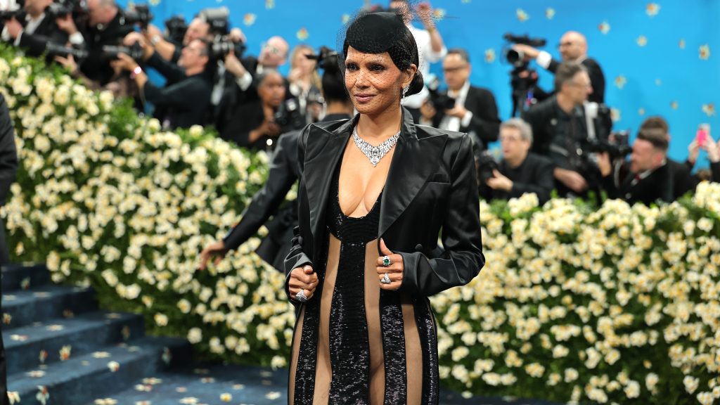 Elég lett volna egy rossz lépés, hogy Halle Berry villantson a Met-gála vörös szőnyegén