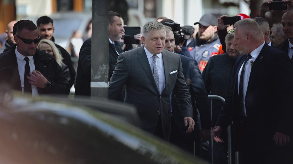 Egy évvel a merénylet után Fico visszatért Nyitrabányára, és újra a kordonokhoz lépett – Videó