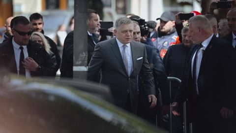 Egy évvel a merénylet után Fico visszatért Nyitrabányára, és újra a kordonokhoz lépett – Videó