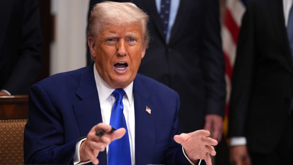 Trump baráti hangnemben fenyítette be az Apple vezetőjét