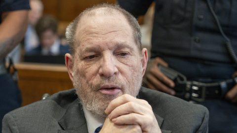 Harvey Weinstein a börtönből is tagadja az ellene felhozott vádakat