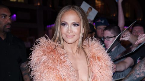Jennifer Lopezt produkciója részeként egy férfi és egy női háttértáncosa is megcsókolta