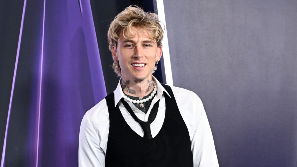 A vörös szőnyegről sietett haza beteg kislányához Machine Gun Kelly