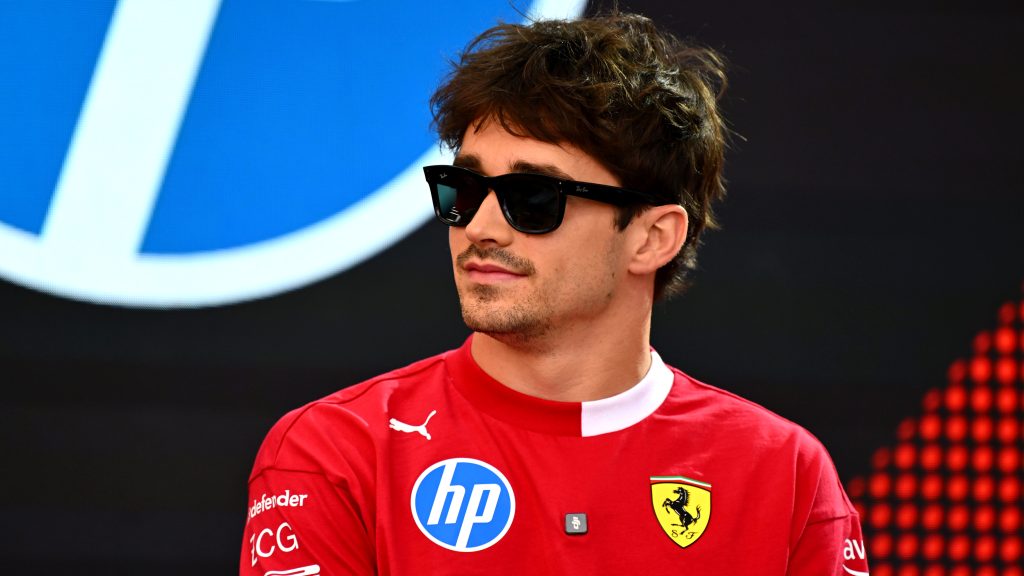 Előbb Lance Stroll-lal koccant, majd megnyerte a szabadedzést Leclerc