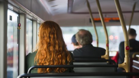 Nézte a mögötte ülő tinilányt a buszon, majd magához nyúlt