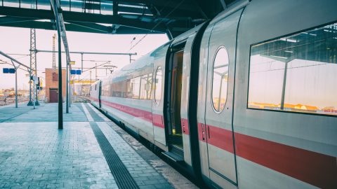 Tűzoltók szabadították ki a férfit, aki a fülhallgatóját keresve beszorult az ülés karfája alá egy vonaton
