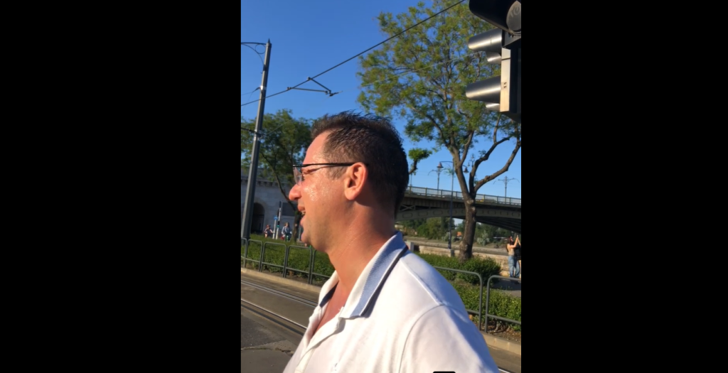 Az éppen loholó Gulyás Gergely után eredt a videózó Szabó Bálint, akit végül rendőrök állítottak meg