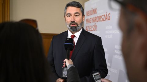 Hidvéghi Balázs szerint aktivisták kiveszik a postaládákból a Voks 2025 szavazólapokat
