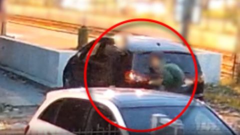 Félholtra vertek egy férfit a Rómaifürdő HÉV megállóban, az esetről videó is készült