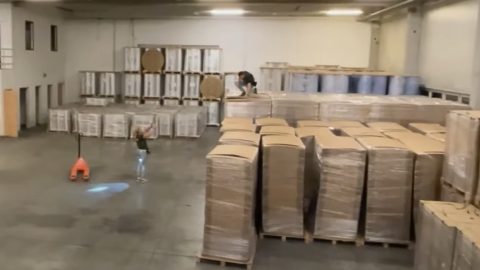 Minden idők legnagyobb cigarettagyártó hálózatát leplezte le a NAV, 24 milliárdnyi dohánytermék volt a 41 helyszínen