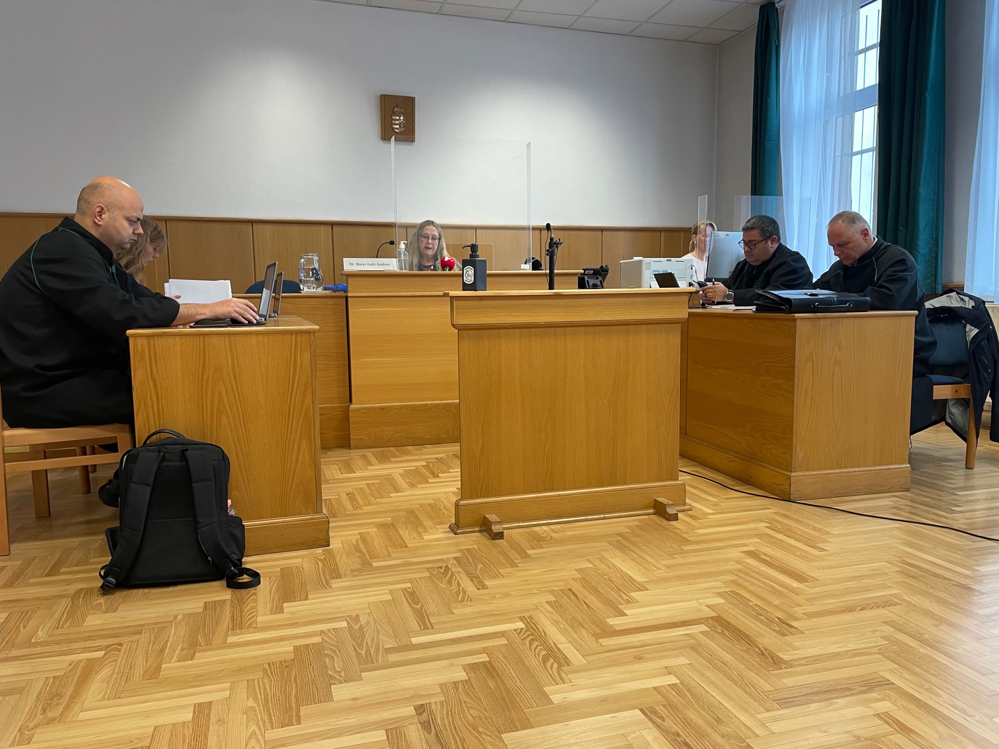 Épp a telefonját nézte a teherautó-sofőr, amikor halálra gázolta a zebrán a hétéves kislányt és az apját 2