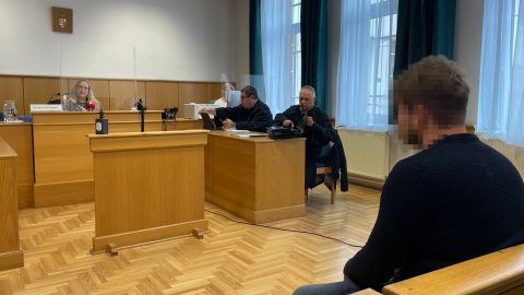 Épp a telefonját nézte a teherautó-sofőr, amikor halálra gázolta a zebrán a hétéves kislányt és az apját