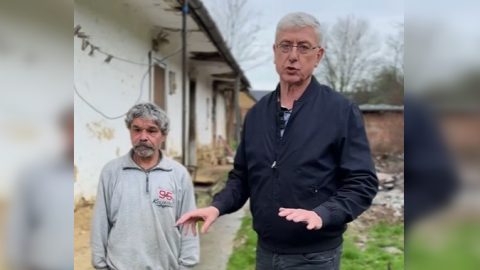 Gyurcsány megígérte, a DK mégsem bontja le a rászoruló testvérek házát, inkább felújítják