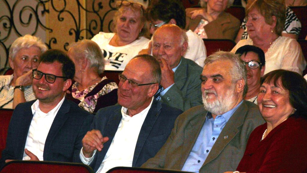 Navracsics beállt a sümegi alpolgármester mögé, aki feljelentette a fideszes önkormányzatot