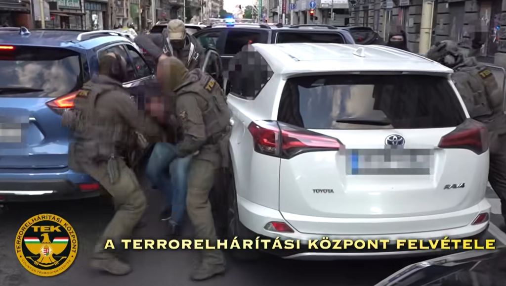 A kormány közzétett egy videót a kémkedéssel gyanúsított ukrán férfi budapesti elfogásáról
