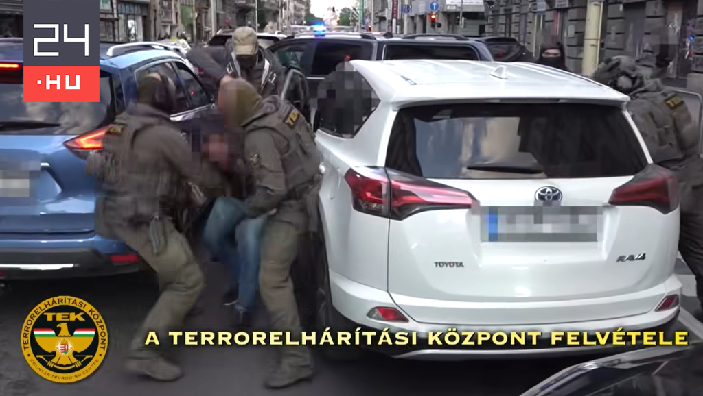 A kormány közzétett egy videót a kémkedéssel gyanúsított ukrán férfi budapesti elfogásáról