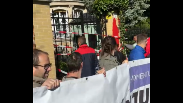 A Momentum leöntötte vörös festékkel és blokád alá vette a Szuverenitásvédelmi Hivatal kapuját