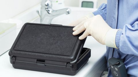 Csilipaprikás kesztyűvel vizsgálta meg az aranyeres rabot a tiszalöki börtön doktornője